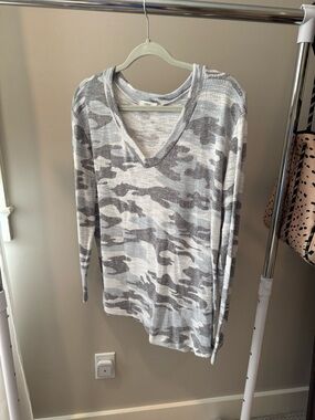 Cherish Gray & White Camo V-Neck Long Sleeve Top